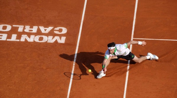 El tenista argentino Juan Mónaco le devuelve la bola al francés Jo-Wilfried Tsonga.