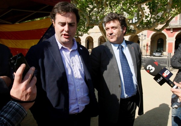 Los diputados de Solidaritat Catalana per la Indepèndencia (SI) Uriel Bertrand (i) y Alfóns López Tena conversan con los medios ante las puertas del Parlament.