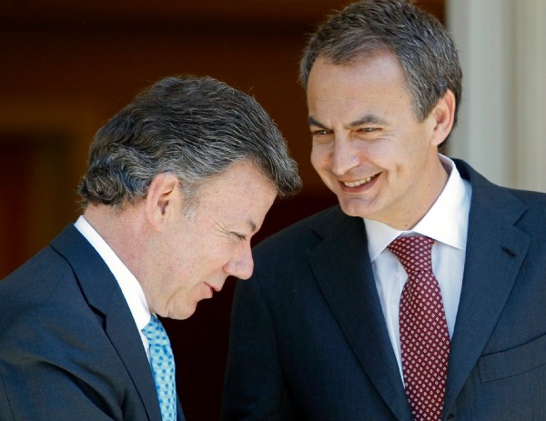 El presidente del Gobierno español, José Luis Rodríguez Zapatero (d) conversa con el presidente de Colombia, Juan Manuel Santos.