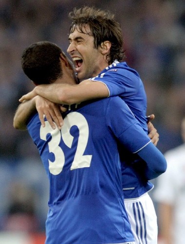 Los jugadores Raul y Joel Matip del Schalke 04 celebran la victoria ante el Inter de Milán.