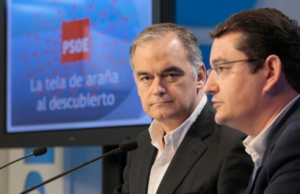 El vicesecretario de Comunicación del partido, Esteban González Pons (i), junto al secretario general del PP andaluz, Antonio Sanz.
