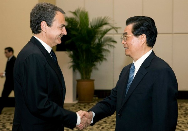 El presidente del Gobierno, José Luis Rodríguez Zapatero (i), saluda al presidente de la República Popular China, Hu Jintao.
