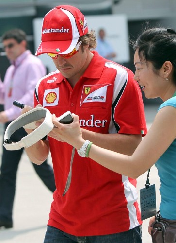 El piloto español de Fórmula Uno, Fernando Alonso (Ferrari), firma un autógrafo.