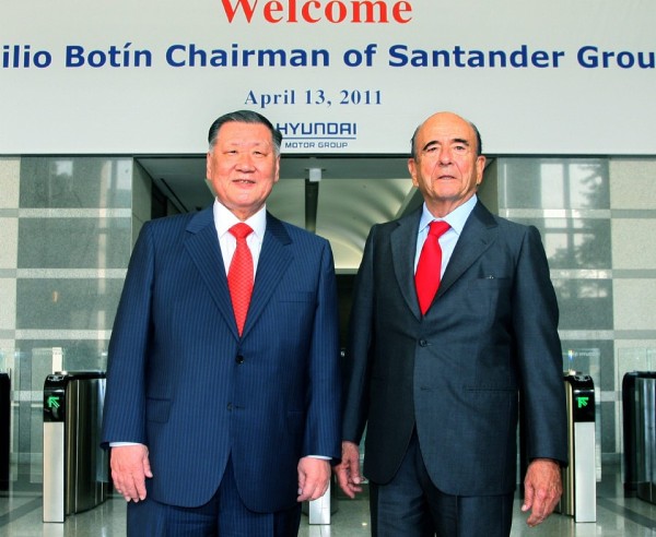 El director de Hyundai-Kia Automotive Group, Chung Mong-koo (i), posa junto al presidente del español Grupo Santander, Emilio Botín (d).
