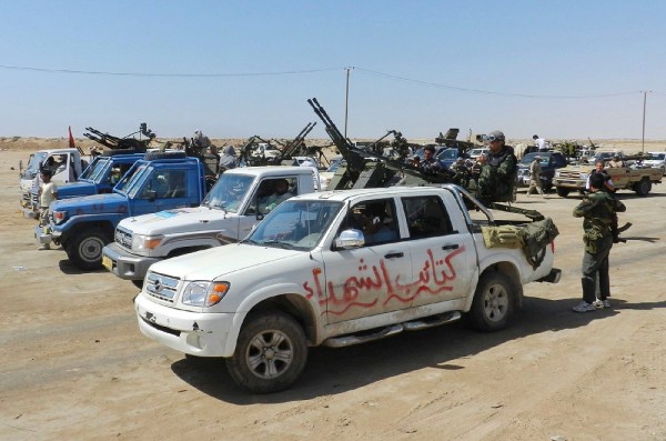 Rebeldes libios se preparan para luchar contra las tropas afines al líder libio Muamar el-Gadafi.