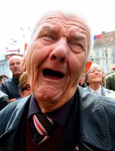 Un anciano croata llora emocionado al escuchar los veredictos contra los ex generales Ante Gotovina, Ivan Cermak y Mladen Markac, por crímenes de guerra cometidos en agosto de 1995 en Croacia.