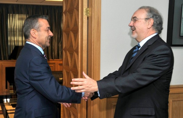 El presidente del Gobierno de Canarias, Paulino Rivero (i) saluda al exministro de Economía de España y enviado de la Comisión Europea Pedro Solbes.