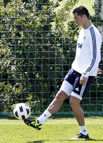 El delantero portugués Cristiano Ronaldo controla el balón con el pie derecho durante el último engtrenamiento.