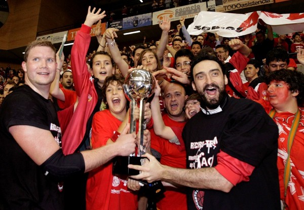 Los jugadores del CB Murcia, Taylor Burton (i) y Sergio Pérez (d), celebran con la afición su ascenso a la ACB tras derrotar al Isla de Tenerife Canarias por 112-111.