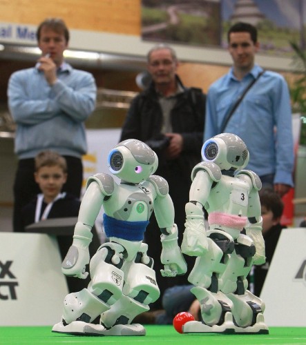 2011. Un robot del equipo Nimbro de Bonn (dcha) compite con otro del equipo Nao Devils, de Dortmund, durante el 