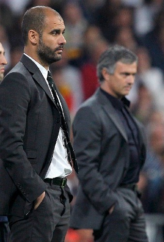 Los entrenadores del FC Barcelona y del Real Madrid, Pep Guardiola (i) y el portugués José Mourinho, respectivamente, durante el partido correspondiente a la trigésima segunda jornada del Campeonato Nacional de Liga de Primera División.