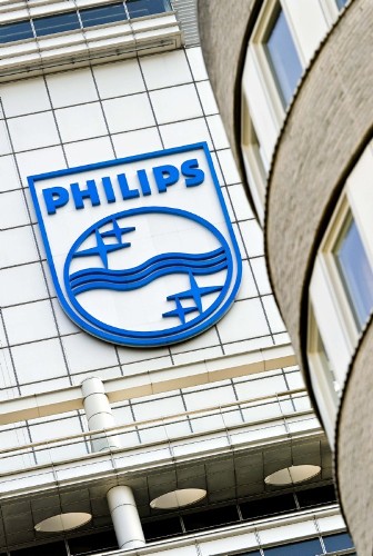 Logotipo del grupo holandés de electrónica Philips en una de sus oficinas en Amsterdam (Holanda).