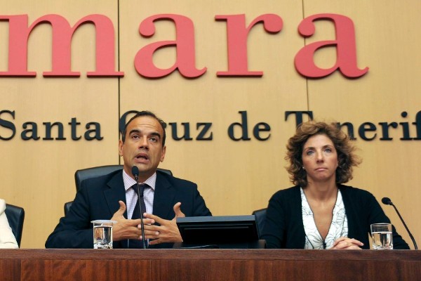 El director general de la Cámara de Comercio de Santa Cruz de Tenerife, Vicente Dorta, acompañado por la vicepresidenta, Mª de los Ángeles Palmero Díaz.