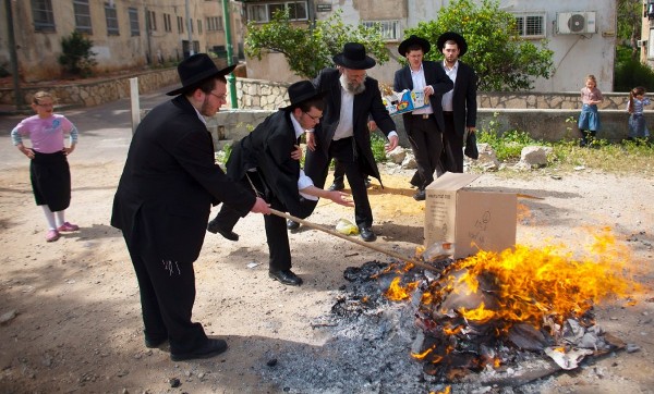 Judíos ortodoxos queman productos con levadura en Bnei Brak, en las afueras de Tel Aviv, Israel, antes del comienzo de la Pascua Judía.
