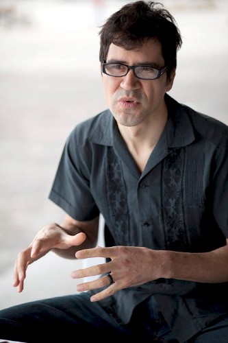 El artista mexicano Gilberto Esparza.