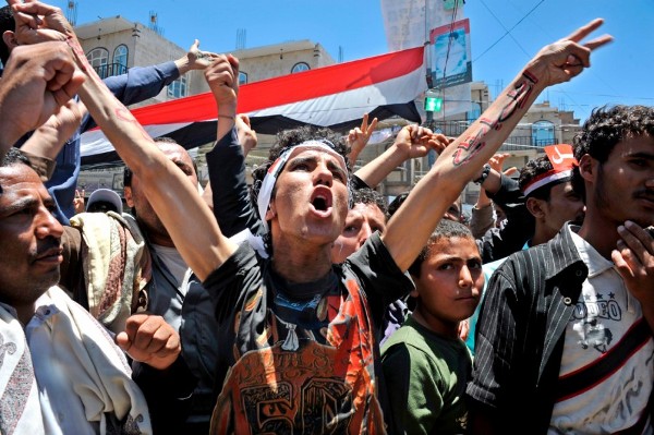 Opositores yemeníes se manifiestan contra el gobierno, en Saná.