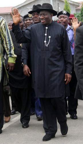 El actual presidente nigeriano Goodluck Jonathan saluda a la llegada al colegio electoral en el que votó.