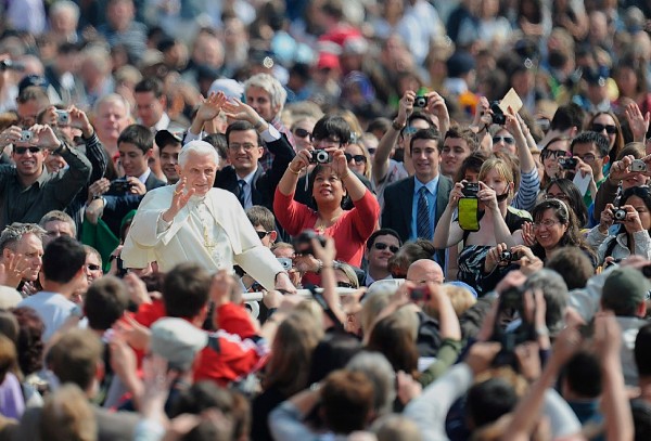 El papa Benedicto XVI saluda a los fieles congregados en la plaza de San Pedro del Vaticano.