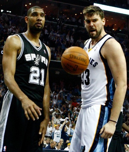 El jugador de los Spurs de San Antonio Tim Duncan (i) observa la bola junto a Marc Gasol.