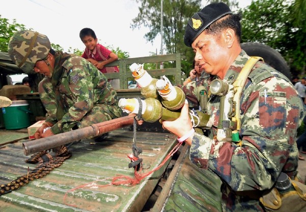 Soldados tailandeses muestran varias granadas y munición tras apoderarse de ellas después de un enfrentamiento con tropas camboyanas.