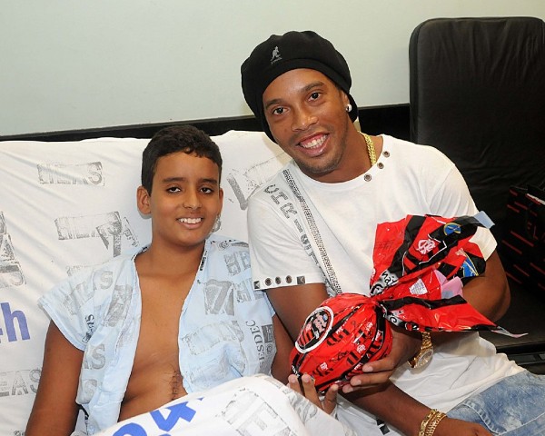 El jugador de Flamengo Ronaldinho Gaúcho visita a un niño en un hospital.