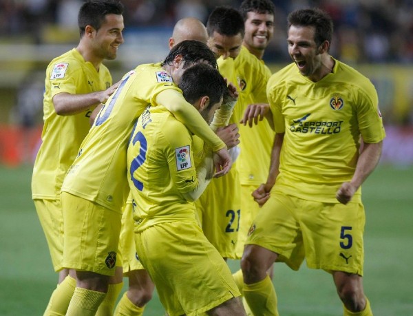 El delantero italiano del Villarreal Giuseppe Rossi (c) celebra su gol con varios compañeros.