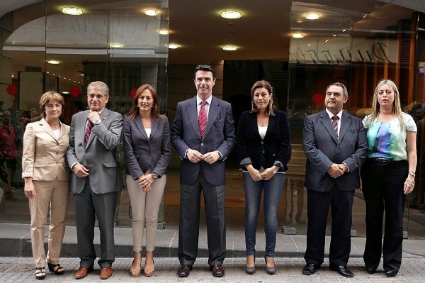 El presidente del PP de Canarias y candidato de este partido a la Presidencia del Gobierno autónomo, José Manuel Soria (c), junto a los cabeza de lista al Parlamento por cada una de las islas.