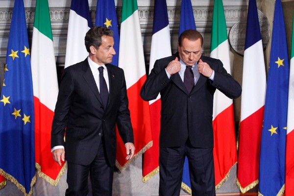 El primer ministro italiano, Silvio Berlusconi (d), y el presidente de Francia, Nicolas Sarkozy (i), durante su encuentro en Villa Madama, Roma.