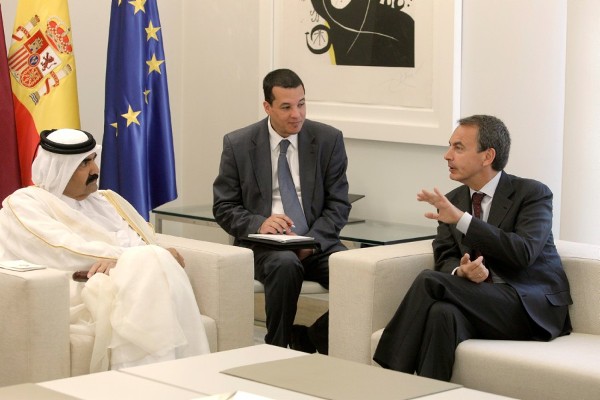 El presidente del Gobierno, José Luis Rodríguez Zapatero (d), conversa con el emir de Catar, Hamad Ben Jalifa Al Thani.