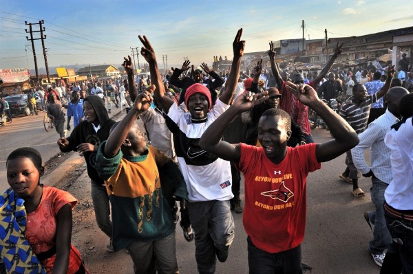Ciudadanos ugandeses participan en la protesta 