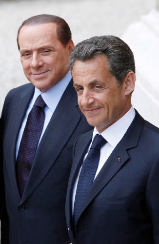 El primer ministro italiano, Silvio Berlusconi (i), y el presidente francés, Nicolas Sarkozy.