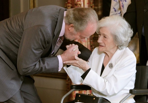 El rey Juan Carlos conversa con la escritora Ana María Matute.