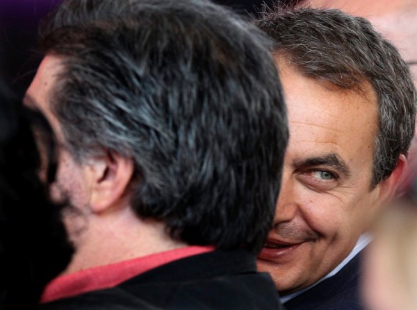 El presidente del Gobierno, José Luis Rodríguez Zapatero (d), junto al presidente del PSE-EE, Jesús Eguiguren.