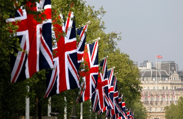 Banderas de la Union Jack ondean en el Mall de Londres.