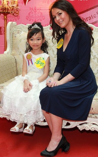 Fotografía cedida por un Centro Comercial de Hong Kong este 28 de abril de 2011 que muestra a Kate Bevan de 21 años, quien se parece a Kate Middleton.