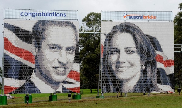 Vista de un mural de 100 metros cuadrados en honor a la boda del príncipe Guillermo de Inglaterra y su prometida, Kate Middleton.