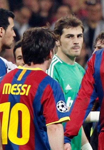 El portero del Real Madrid, Iker Casillas (d), y el delantero argentino del FC Barcelona, Leo Messi, tras el partido.