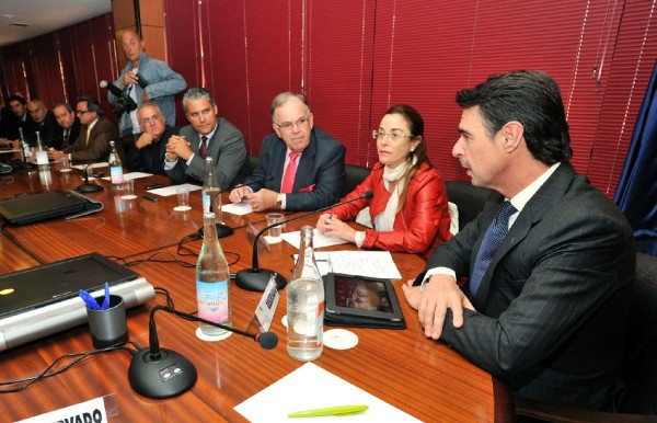 Los candidatos del PP a las elecciones del próximo 22 de mayo, José Manuel Soria (d), y Rosa Rodríguez (2d), durante la reunión que mantuvieron hoy con la junta directiva de la Confederación Canaria de Empresarios.