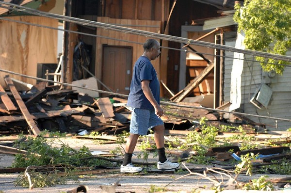 Un hombre camina entre los destrozos causados por las fuertes tormentas en Pratt City, Alabama (EEUU).