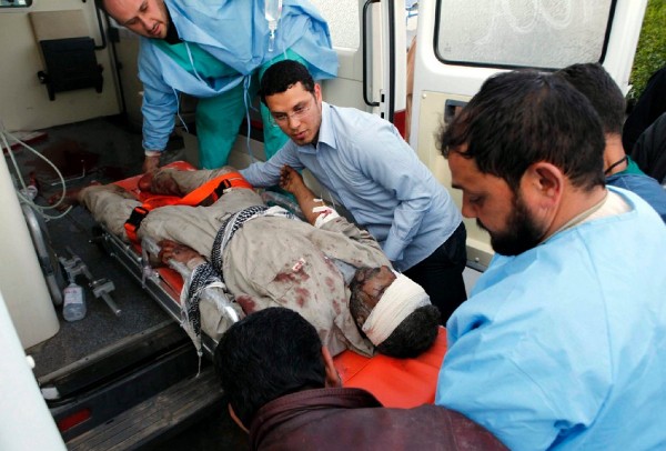 Médicos atienden a un rebelde libio herido en un bombardeo del ejército libio sobre Misrata.