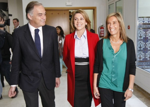 La secretaria general del PP, María Dolores de Cospedal (c), junto a los dirigentes de su partido Esteban González Pons y Ana Mato.