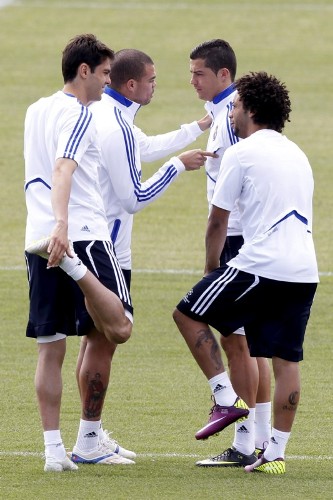 Los jugadores brasileños del Real Madrid Ricardo Izecson Dos Santos 'Kaká' (i) y Marcelo Vieira (d) bromean con los portugueses Cristiano Ronaldo (2d) y Képler Laveran 