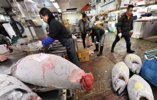 Un mayorista de atún prepara el producto para un cliente en el mercado Tsukiji, en el centro de Tokio, Japón.