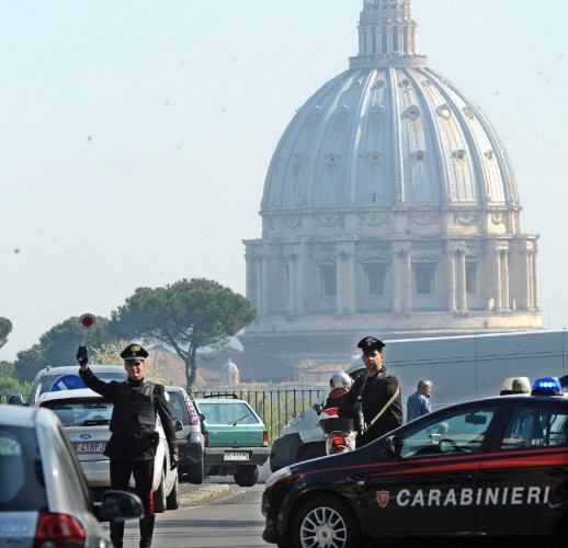Carabineros (policía militarizada) realizan un control a los vehículos que transitan por una calle próxima al Vaticano.