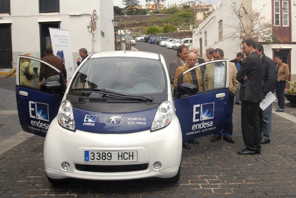 El presidente del Cabildo, Tomas Padrón (c-d) junto al primer vehículo eléctrico de Canarias en El Hierro que incorpora a su flota como parte de su apuesta por las energías renovables, que la compañía eléctrica Endesa ha presentado hoy en Valverde.