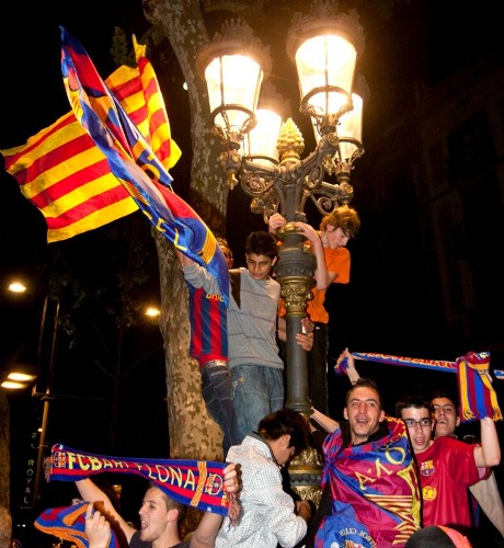 La afición del FC Barcelona celebra en la Fuente de Canaletas el empate del Real Madrid y el FC Barcelona .