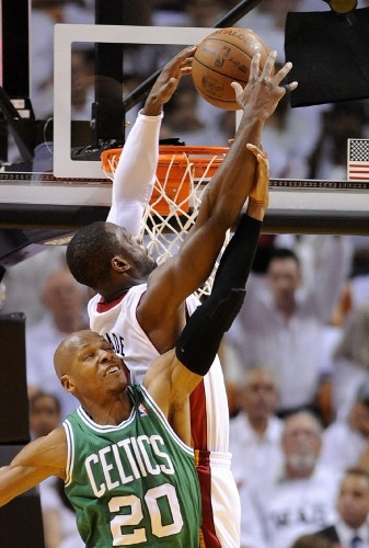 El defensa de Los Celtics de Boston Ray Allen (i) le comete una falta a Dwyane Wade de los Heat de Miami.
