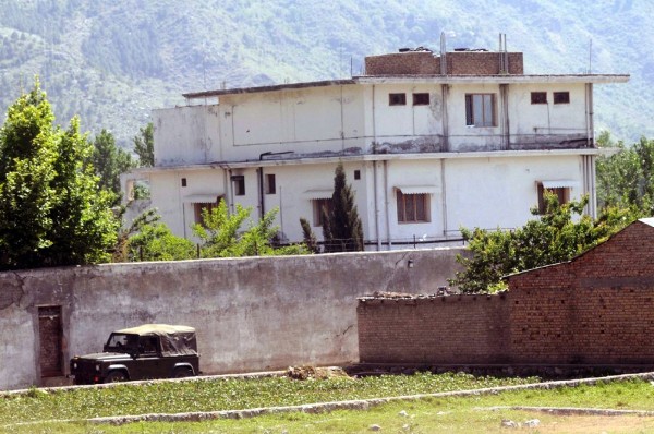 Un vehículo de las fuerzas de seguridad paquistaníes circula junto a la mansión en la que el líder de la red terrorista Al Qaeda, Osama bin Laden, fue abatido.