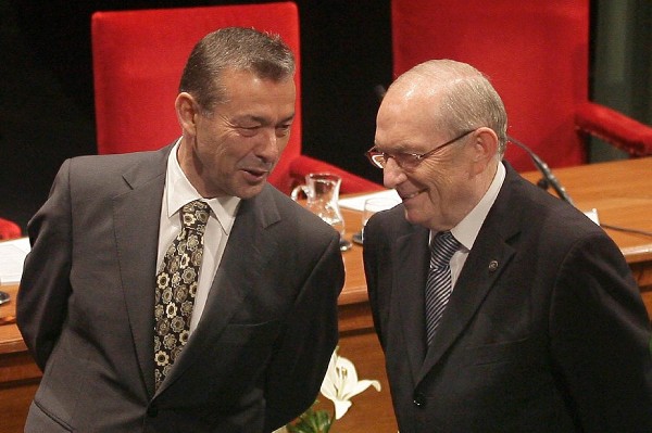 El presidente del Gobierno de Canarias, Paulino Rivero (izda), conversa con Eduardo Doménech durante la toma de posesión de este como rector de la Universidad de La Laguna.