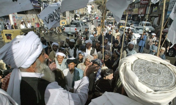 Moulana Noor Muhammad (i) ex parlamentario del partido opositor islámico Jamiat Ulma-e-Islam se reúne con seguidores durante una protesta contra la muerte del líder terrorista Osama bin Laden, en Quetta, Pakistán, hoy, miércoles, 4 de mayo de 2011.